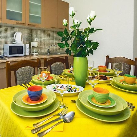 Gorgeous Apartment In Mali Rat With Kitchen Sumpetar Exterior photo