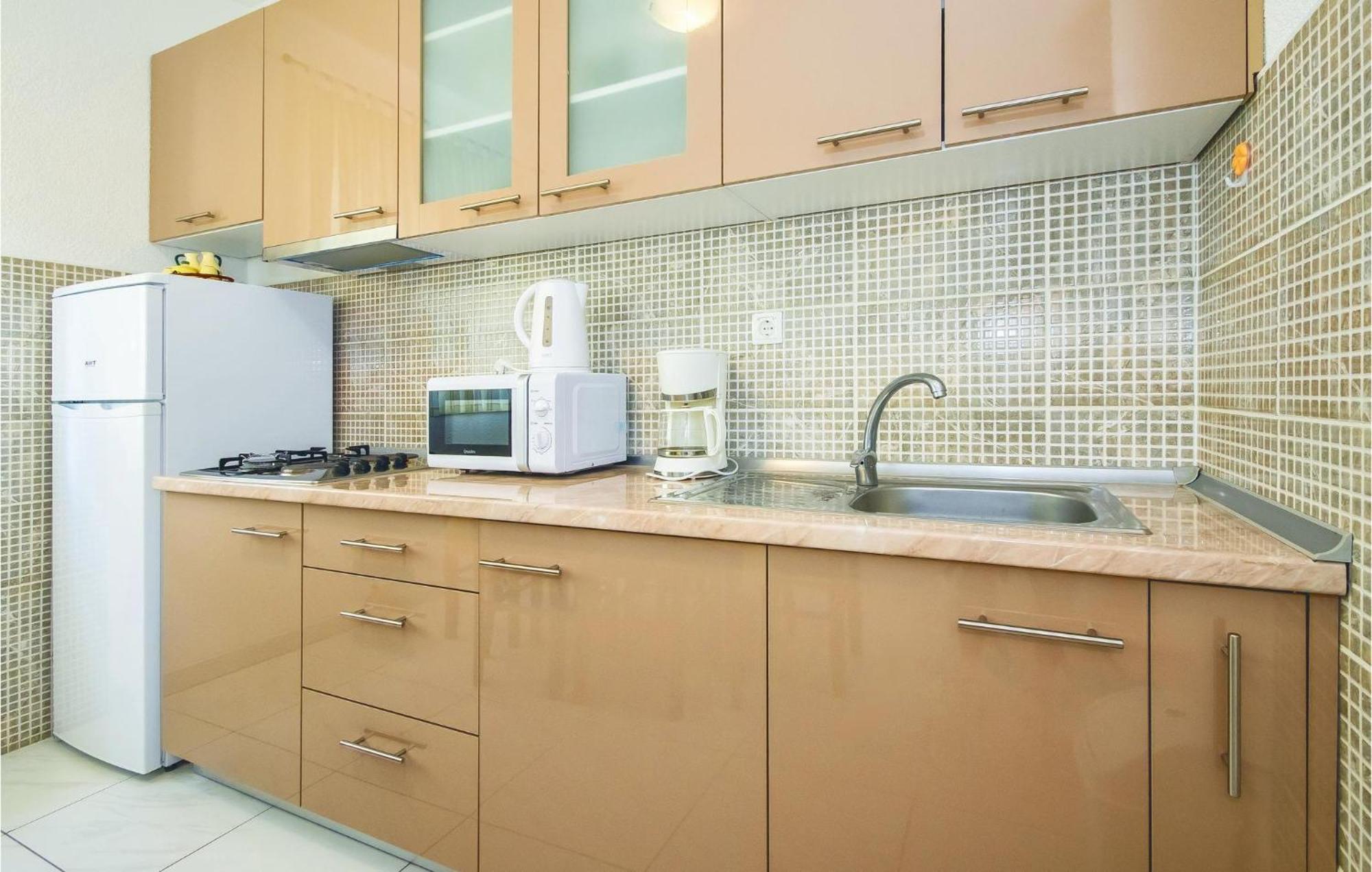 Gorgeous Apartment In Mali Rat With Kitchen Sumpetar Exterior photo