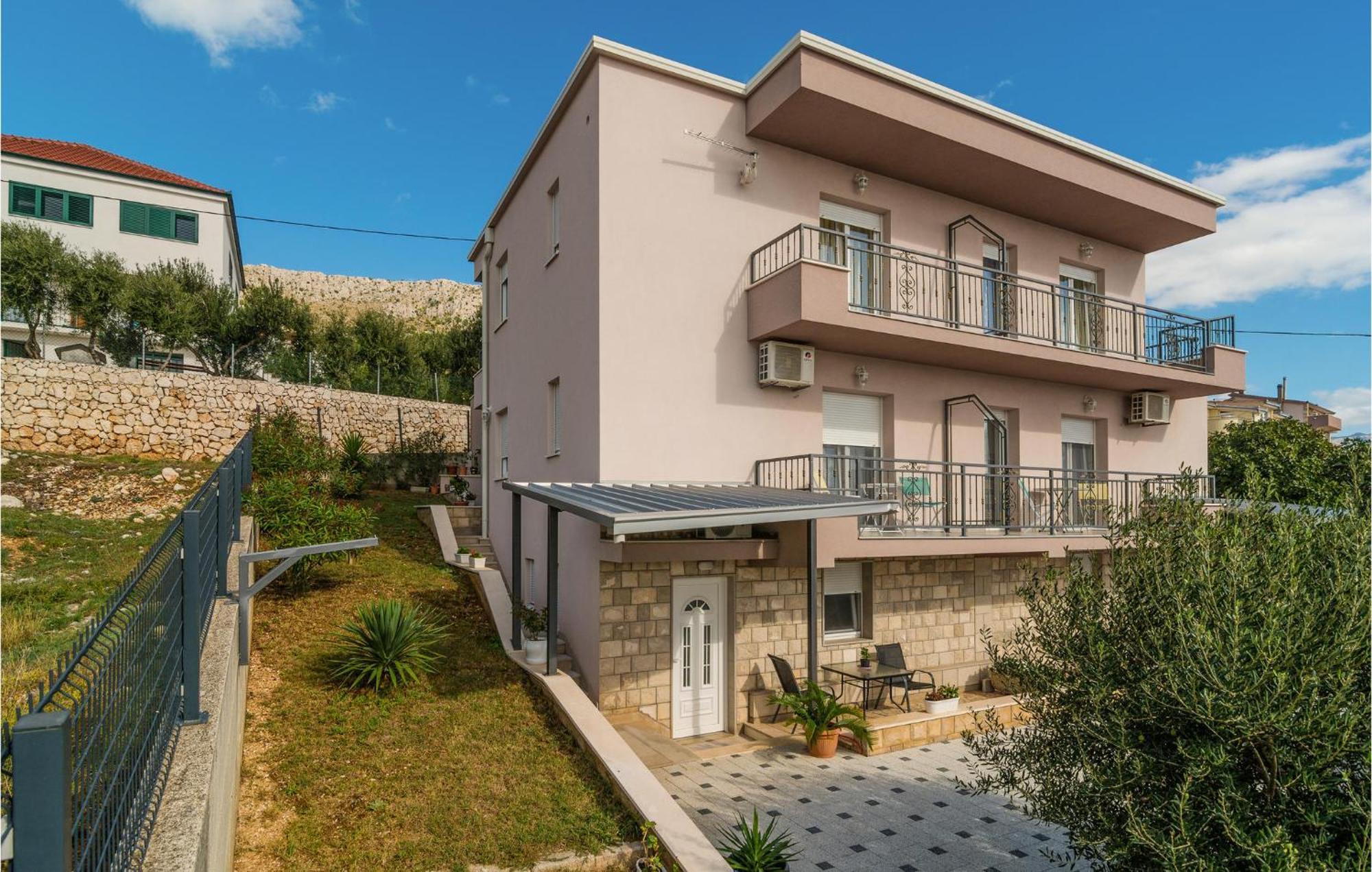 Gorgeous Apartment In Mali Rat With Kitchen Sumpetar Exterior photo