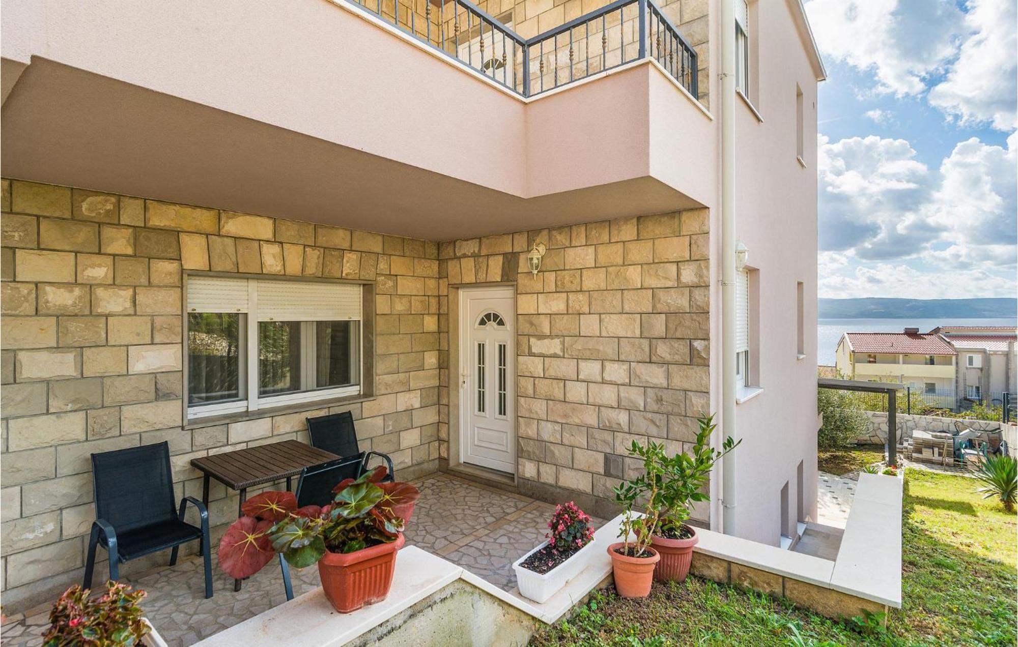 Gorgeous Apartment In Mali Rat With Kitchen Sumpetar Exterior photo