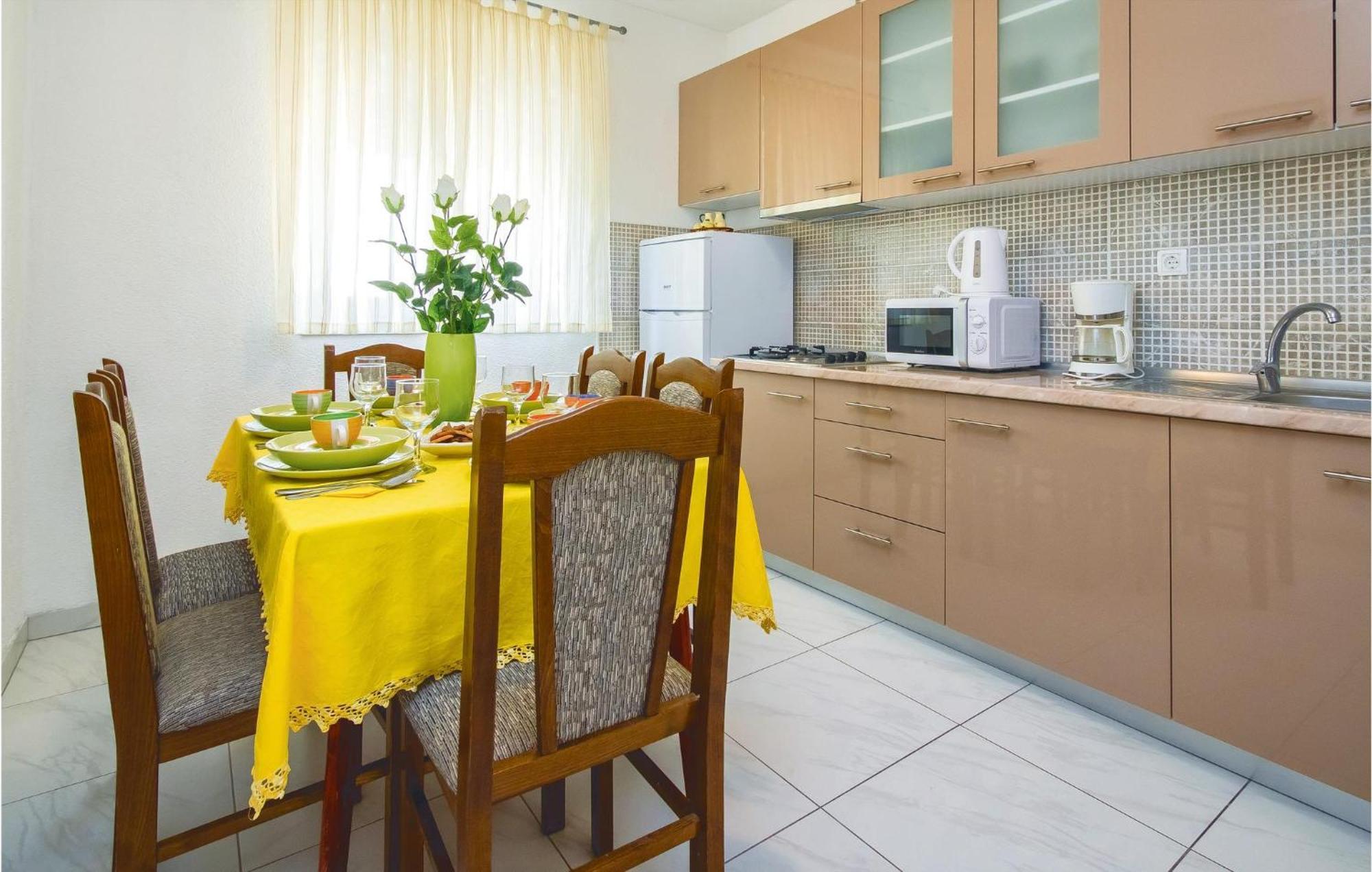 Gorgeous Apartment In Mali Rat With Kitchen Sumpetar Exterior photo