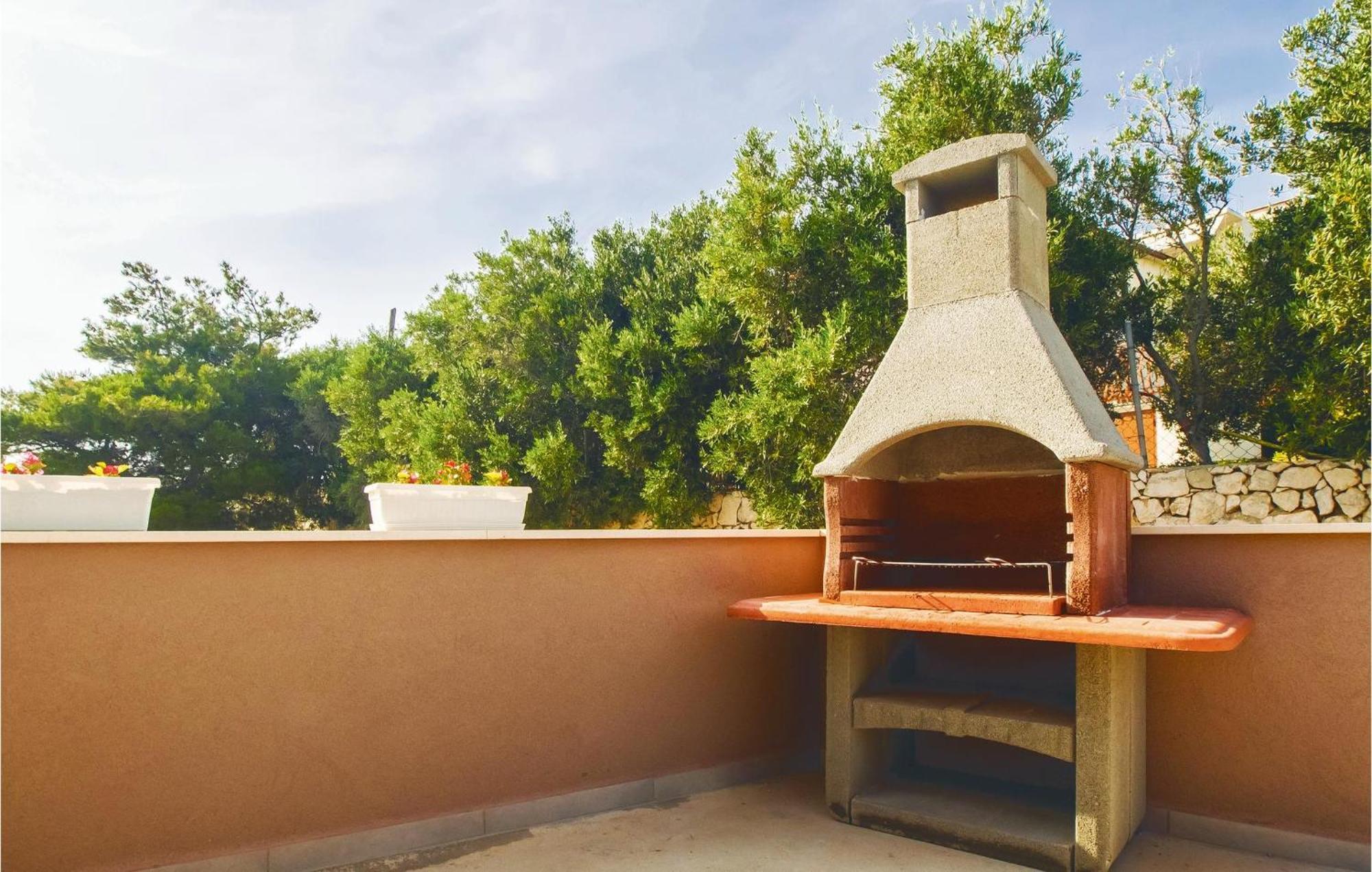 Gorgeous Apartment In Mali Rat With Kitchen Sumpetar Exterior photo