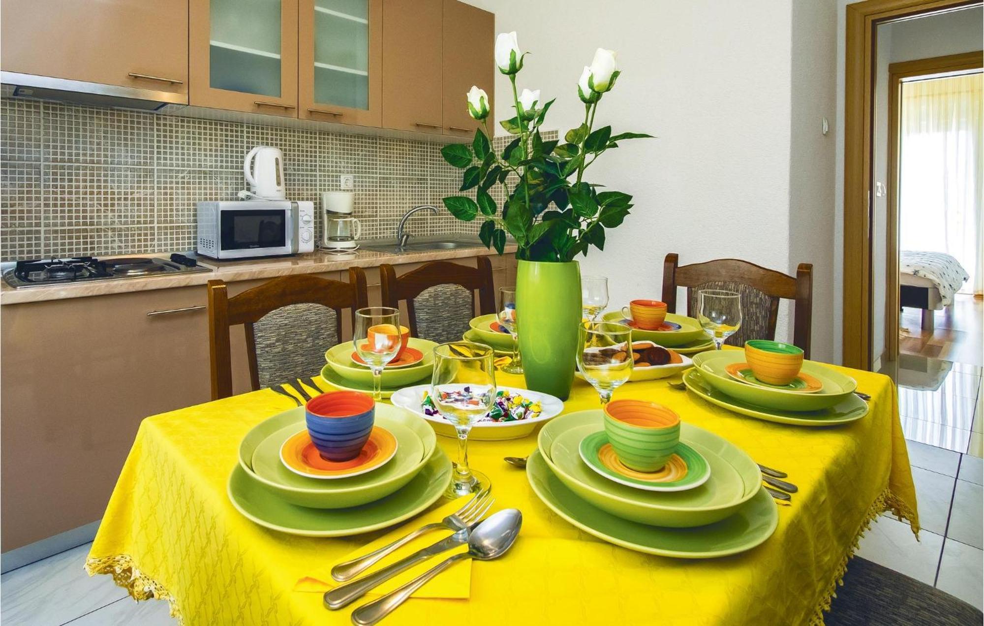 Gorgeous Apartment In Mali Rat With Kitchen Sumpetar Exterior photo